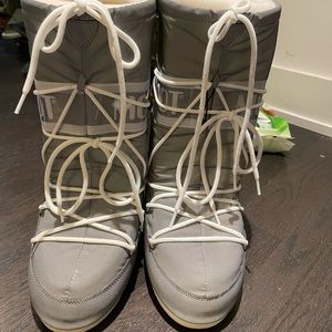 MOON BOOT Icon
reflective moon boots